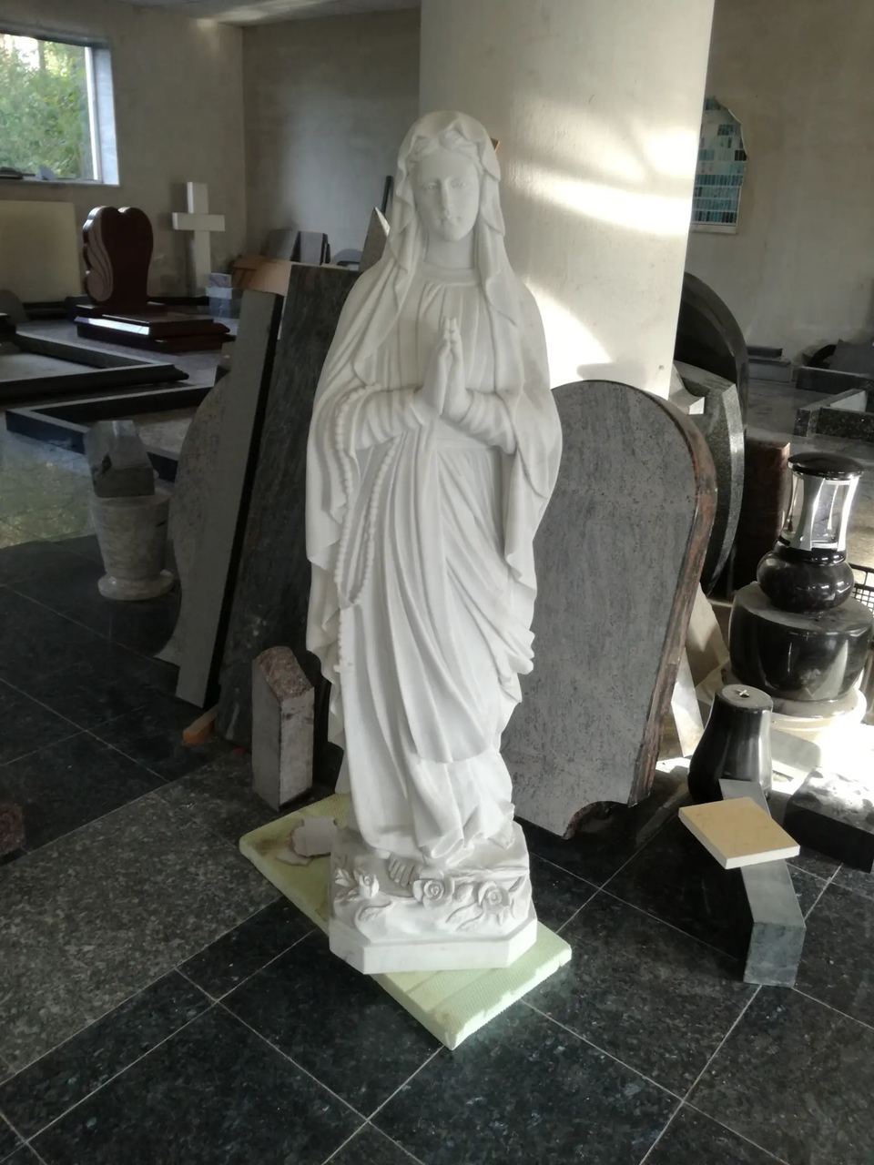 Weiße Marmorstatue der Muttergottes