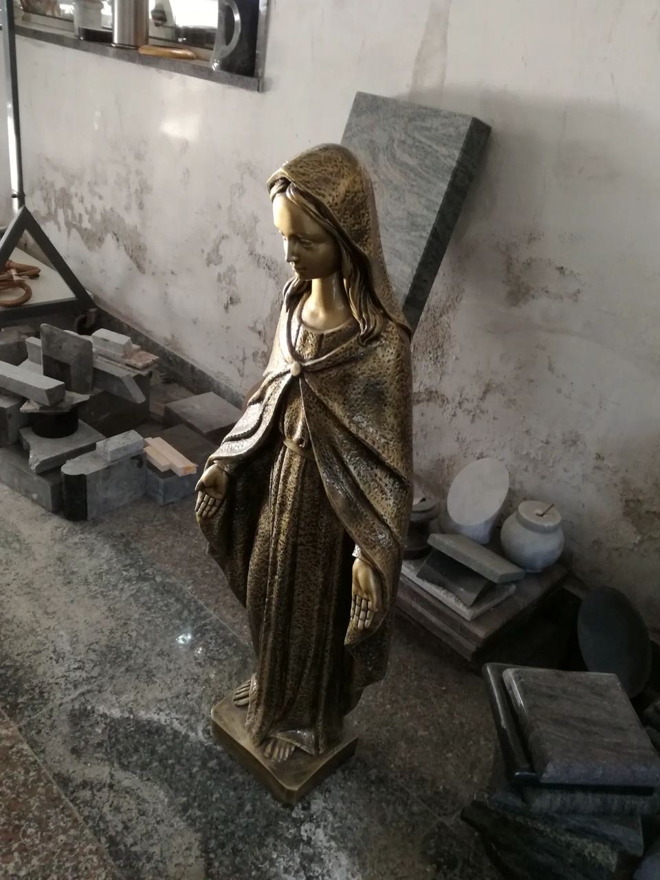 Bronzestatue der Muttergottes