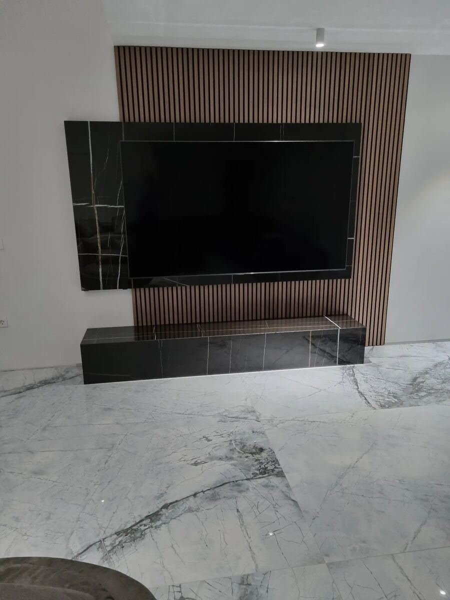 Wohnzimmer mit Fernsehwand und Böden aus Feinsteinzeug Calacatta