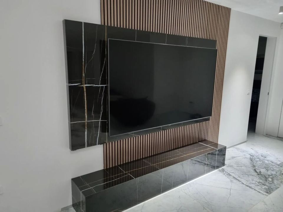 Wohnzimmer mit Fernsehwand aus schwarzem Feinsteinzeug und Holzlamellen