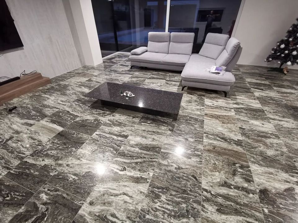 Wohnzimmer mit großformatigen Granitböden