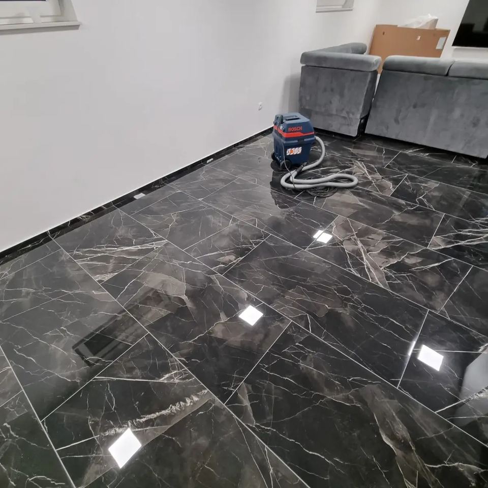 Wohnzimmer mit großformatigen Feinsteinzeugböden Portoro