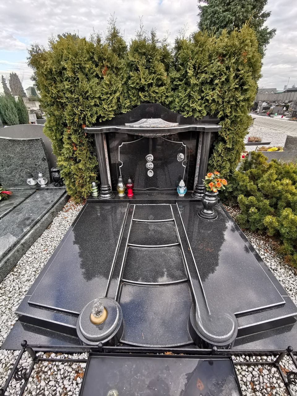 Familiengrab mit Portal aus schwarzem Granit