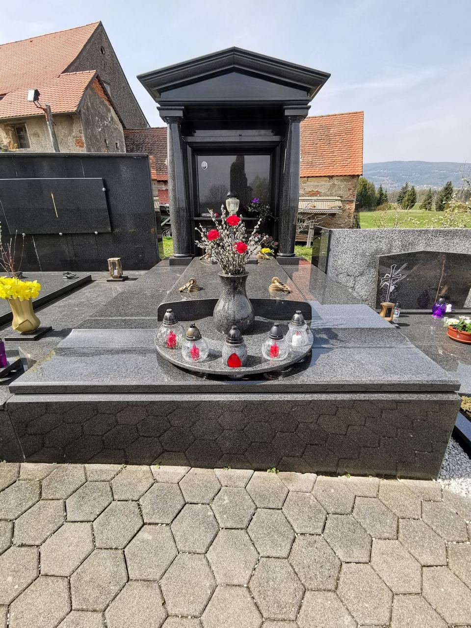 Familiengrab mit portalförmigem Grabstein aus schwarzem Granit