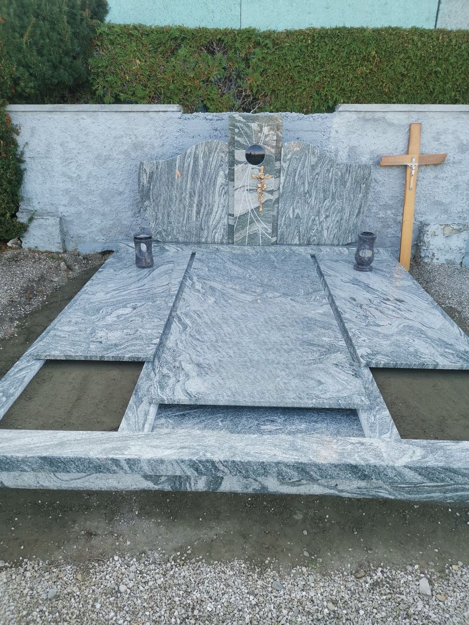 Doppelgrab aus hellem Granit mit grob behauenem Grabstein