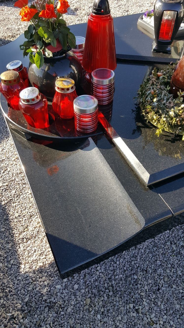 Doppelgrabstein, schwarzer Granit mit Blumen