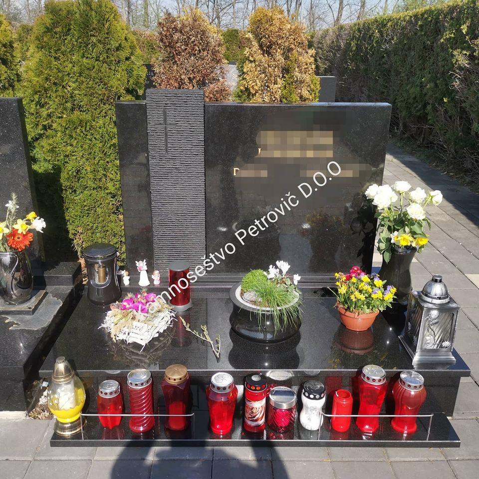 Doppelgrabstein, schwarzer Granit mit goldenen Details
