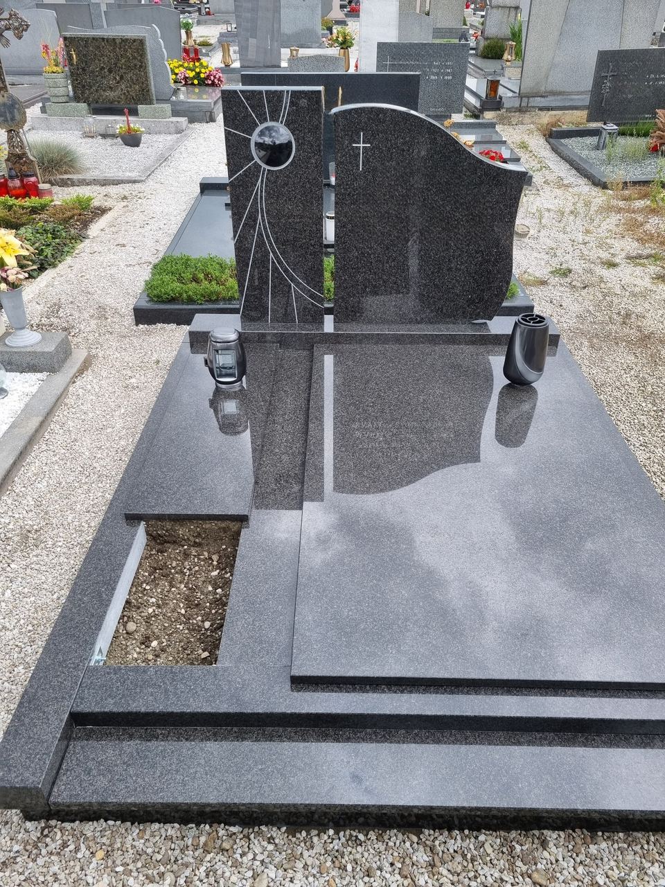Doppelgrabstein aus schwarzem Granit mit Abdeckplatte