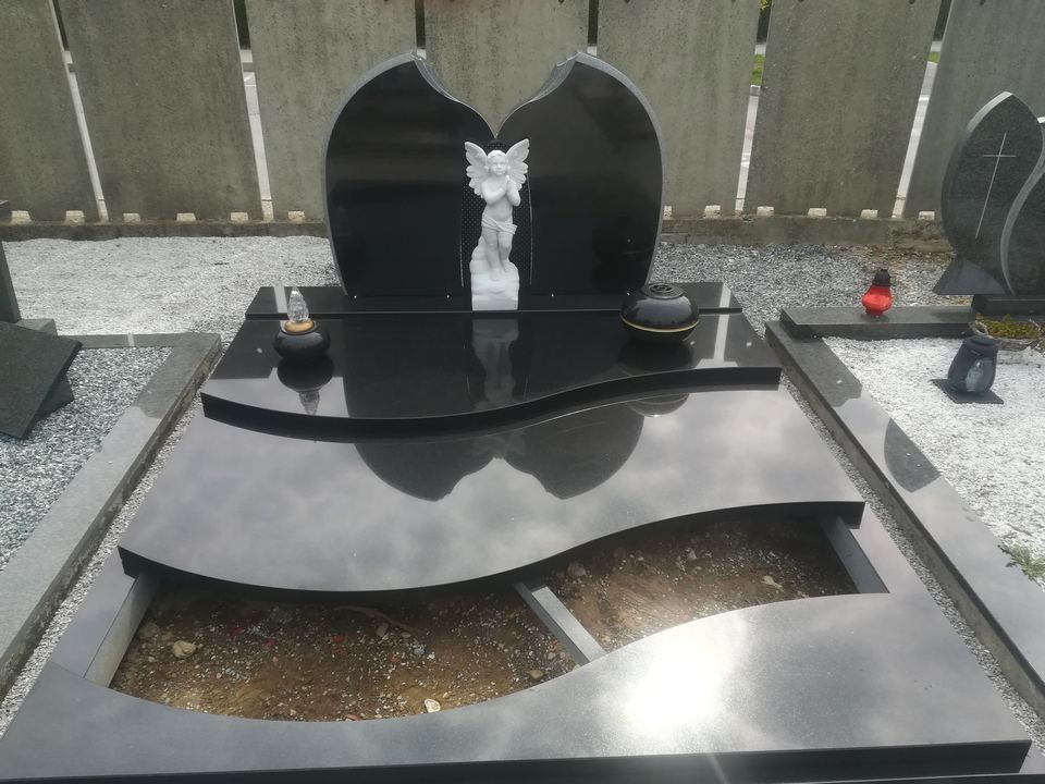Doppelgrabstein aus schwarzem Granit mit welliger Abdeckplatte