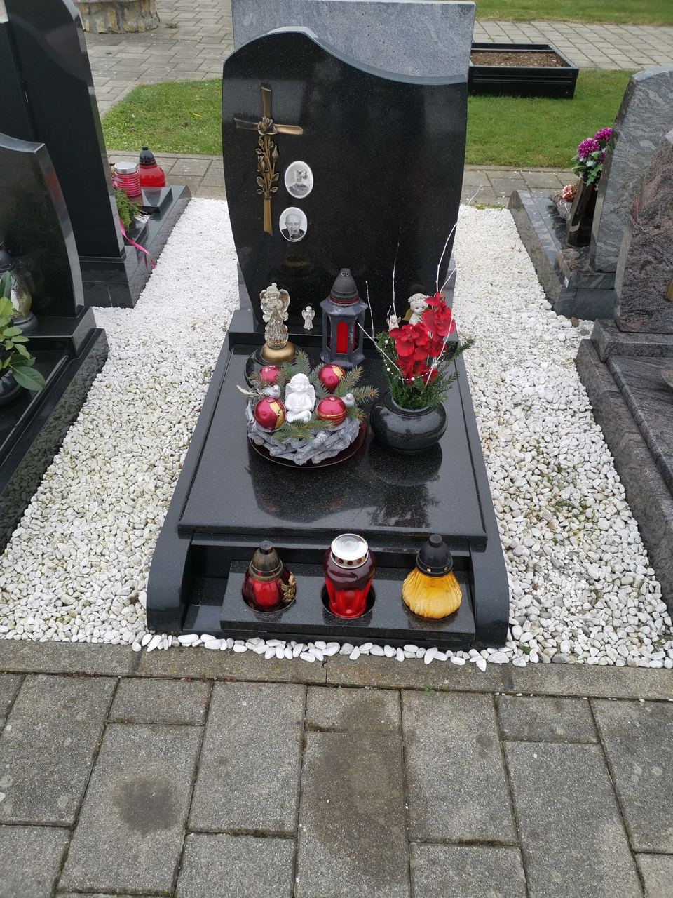 Einzelgrabstein aus schwarzem Granit mit goldener Schrift