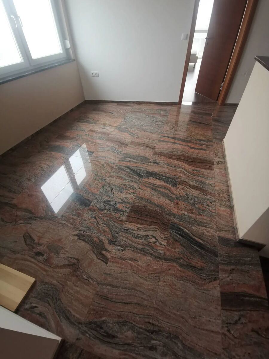 Granitböden aus Juparana Colombo in einem Zimmer