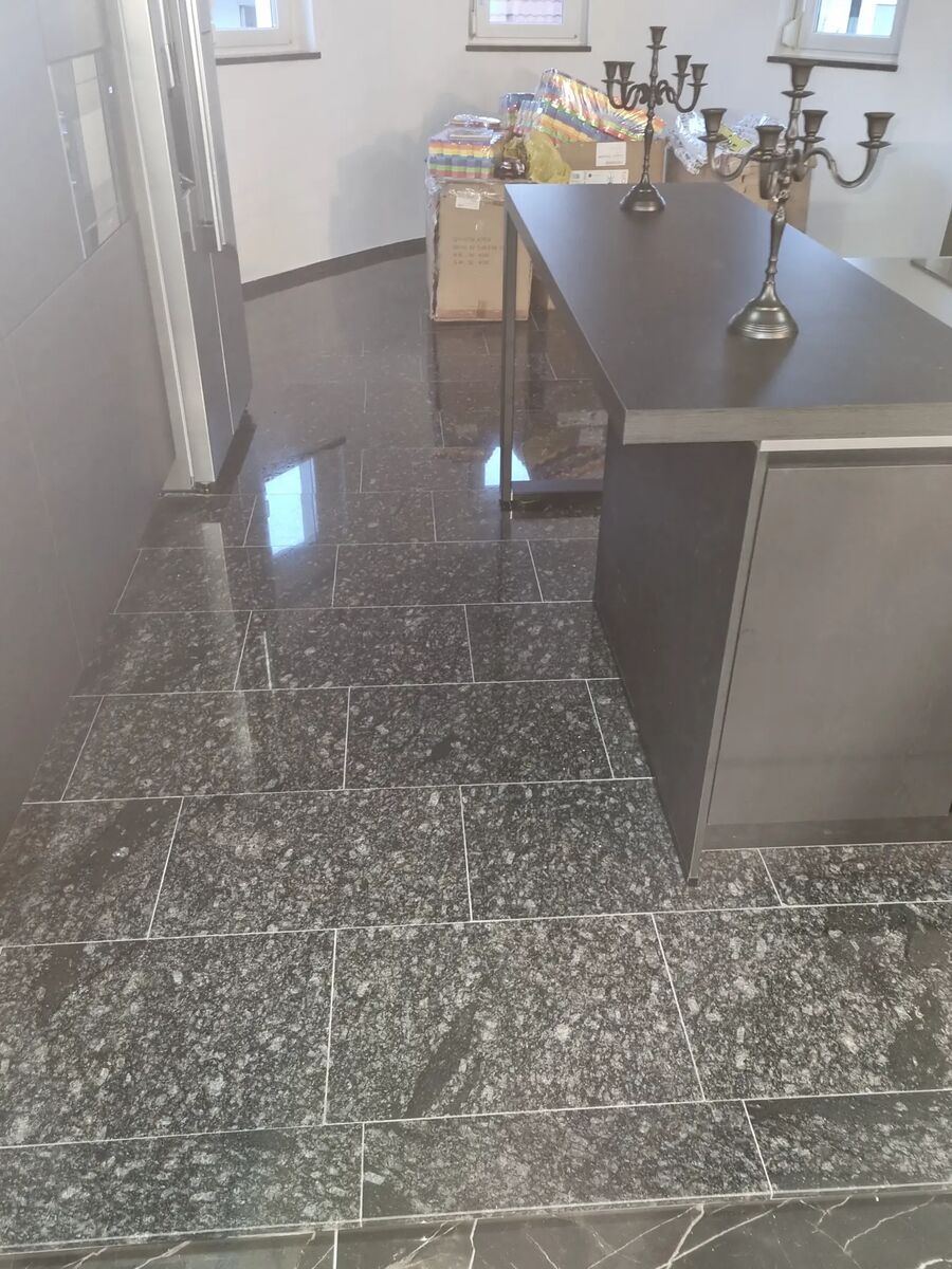 Granitböden Labrador Blue Pearl im Esszimmer