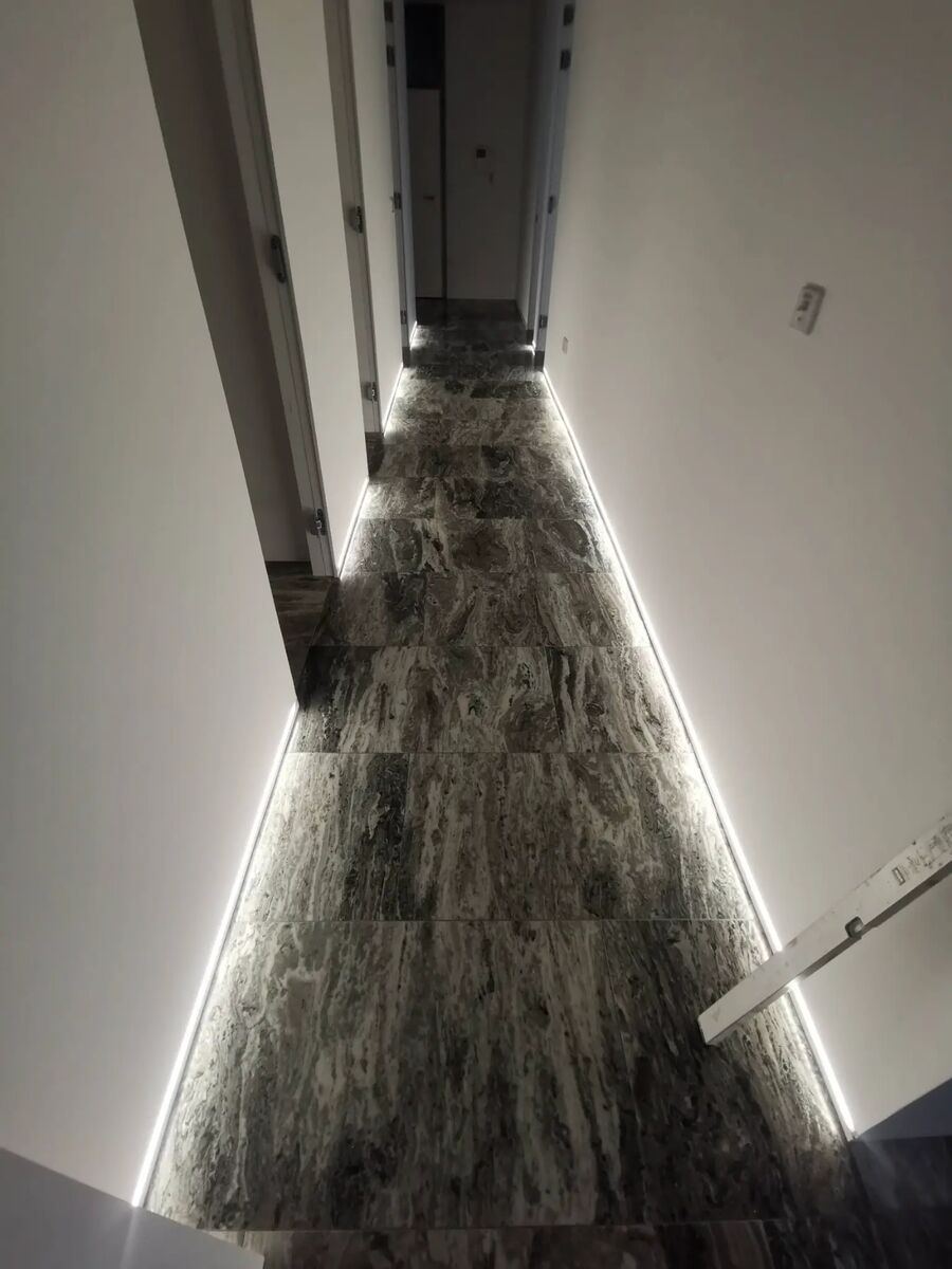 Flur mit Granitböden und Beleuchtung durch LED
