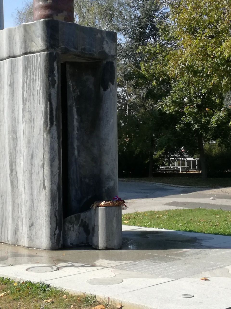 Denkmal aus schwarzem Granit