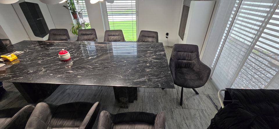 Esstisch mit Platte aus dunklem Granit