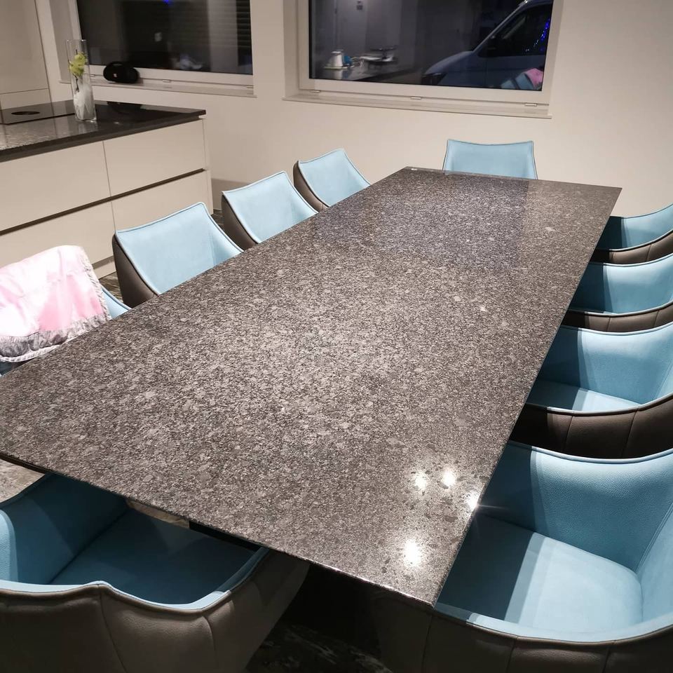 Esstisch mit Granitplatte