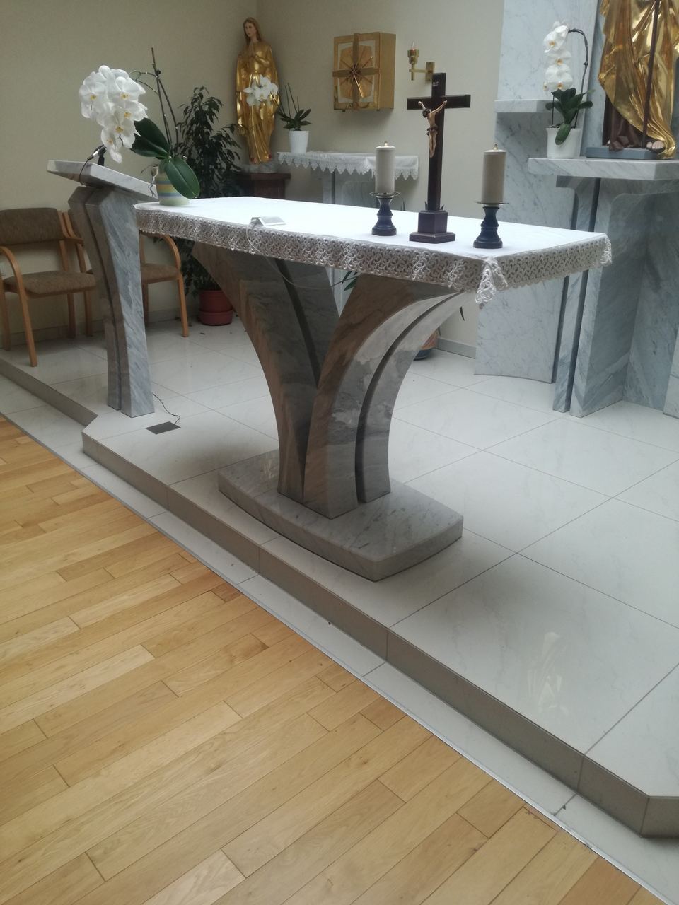 Altar und Ambo aus Stein in einer Kapelle