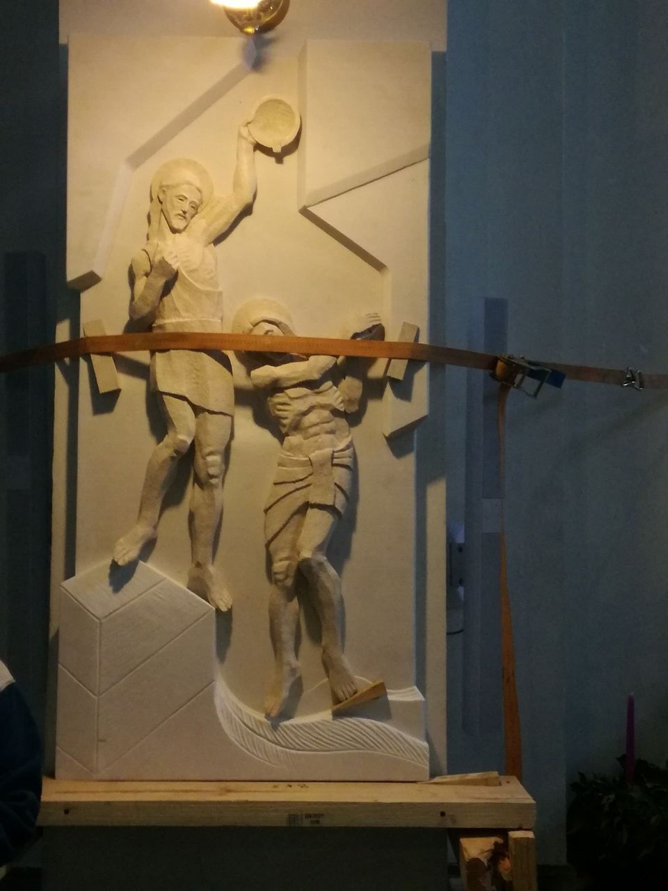 Steinrelief mit Figuren