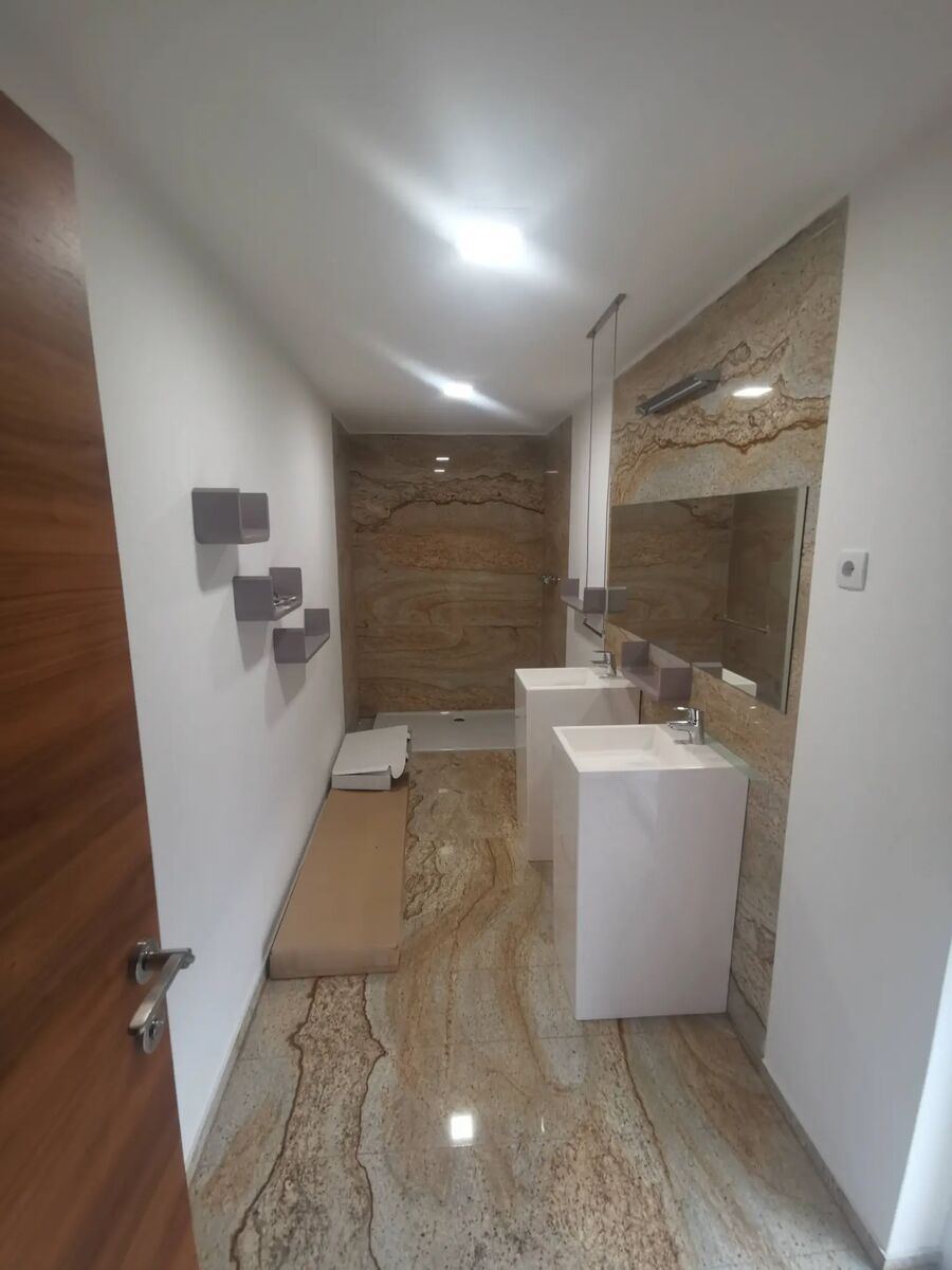 Bad aus Granit Ivory Brown mit weißen Waschbecken