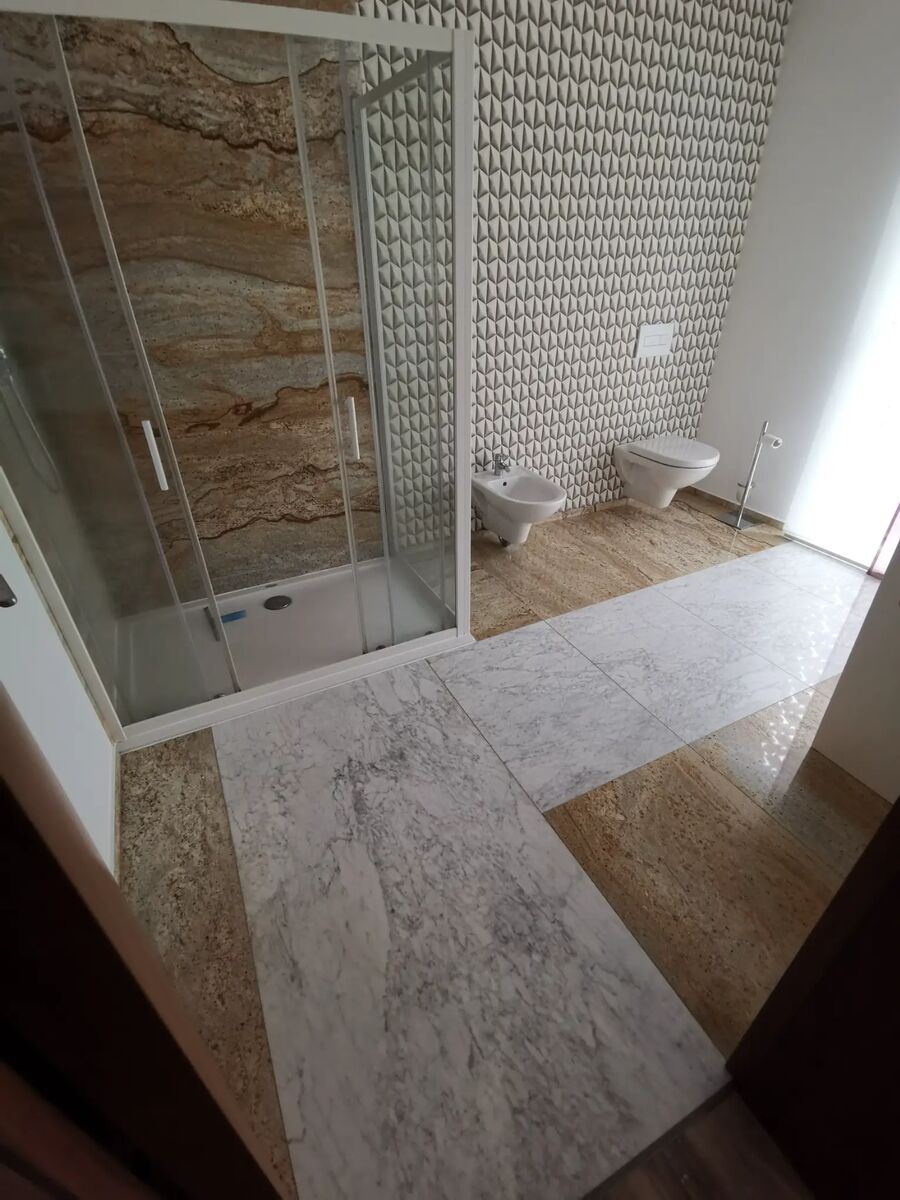Bad aus Granit Ivory Brown mit geometrischen Fliesen