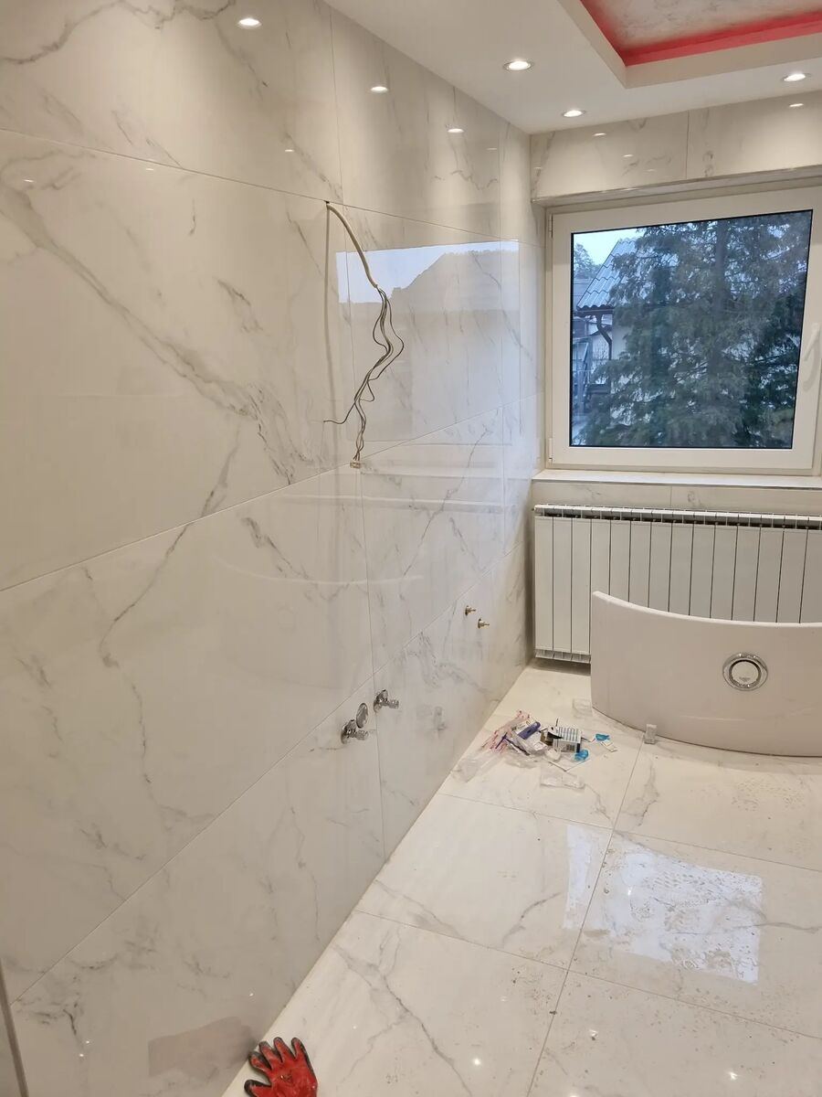 Bad aus Feinsteinzeug Calacatta mit weißen Platten
