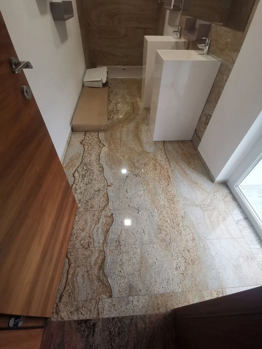 Bad mit Granitböden und freistehendem Waschbecken