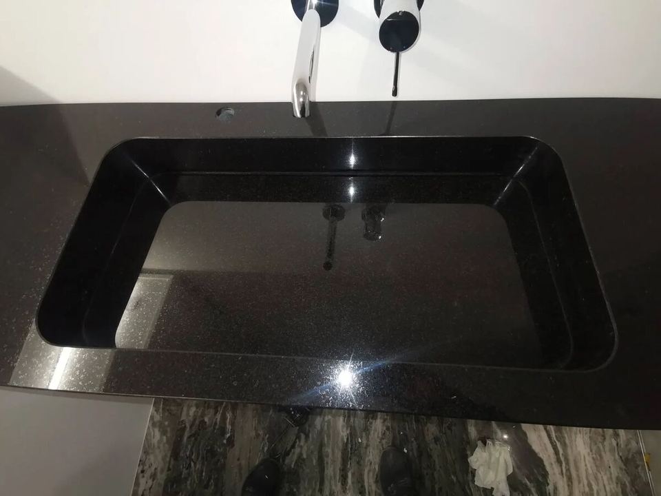 Waschbecken aus schwarzem Granit