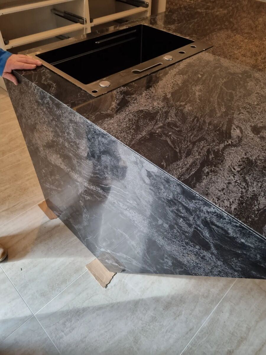 Kochinsel aus schwarzem Granit mit eingebauter Spüle