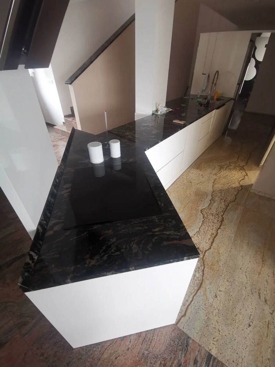 Kochinsel aus Granit Cosmic Black