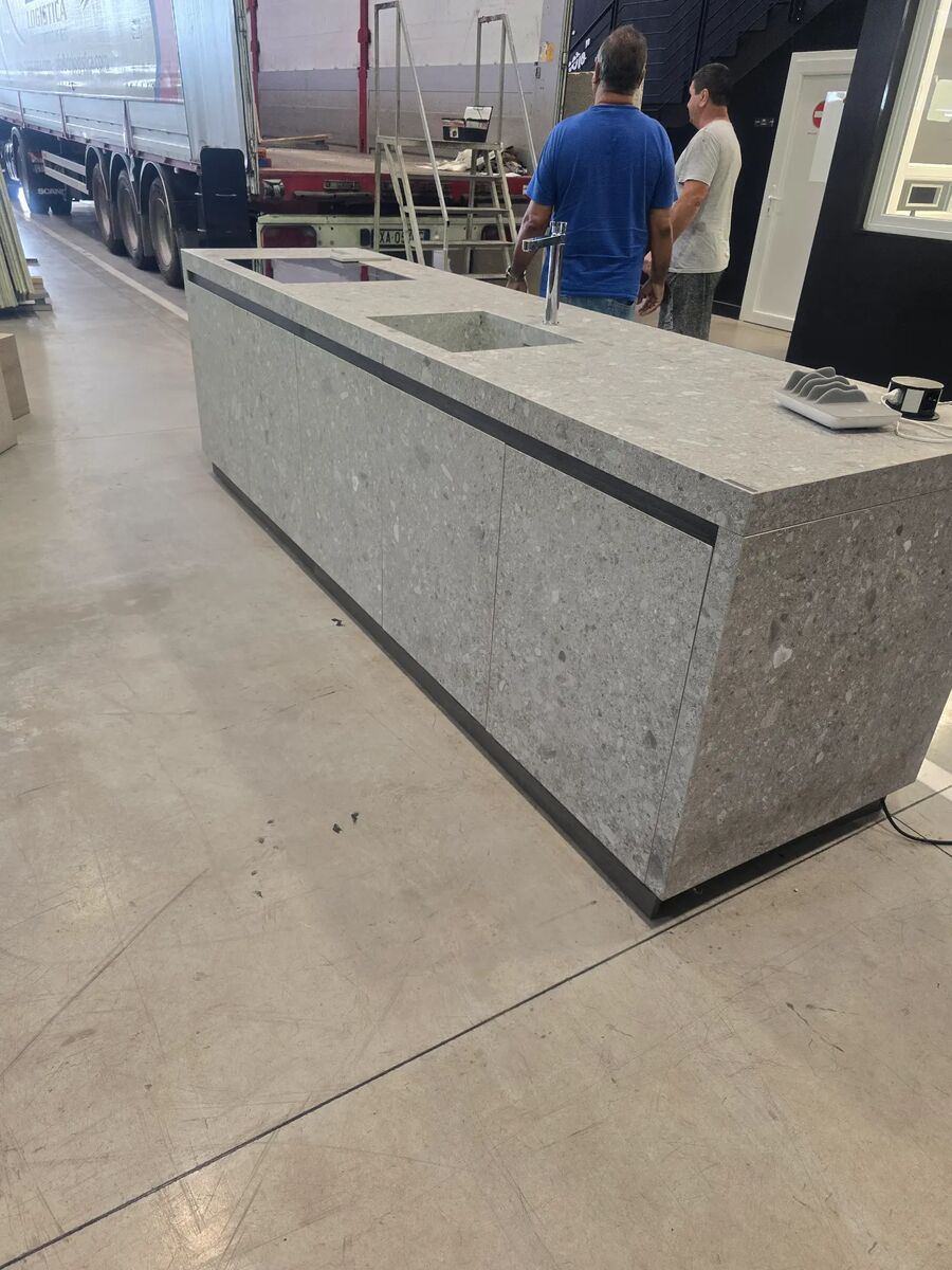 Kochinsel aus hellem Granit in einem Geschäft