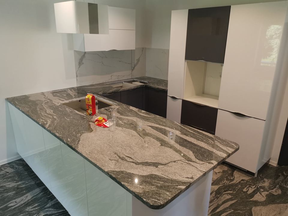 Kochinsel mit Arbeitsplatte aus Granit mit Wellenmuster