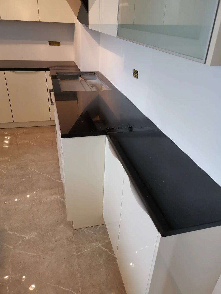 Arbeitsplatte und Kochinsel aus schwarzem Granit Black Galaxy