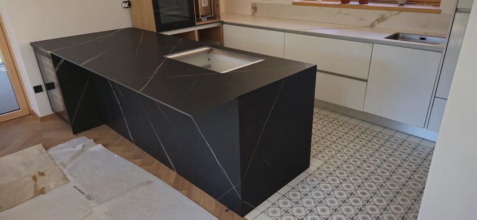 Arbeitsplatte und Kochinsel aus schwarzem Granit mit goldener Äderung