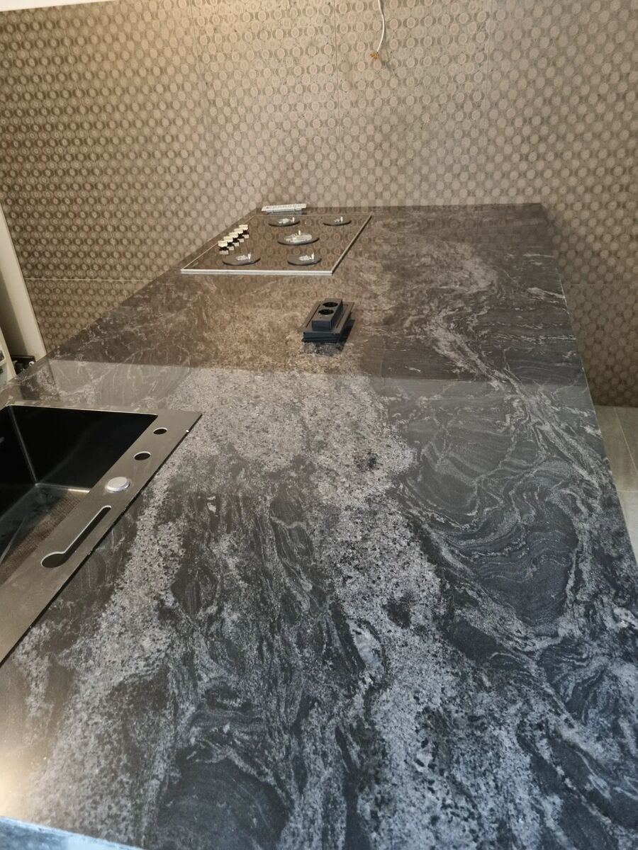Außenküche aus schwarzem Granit Silver Wave