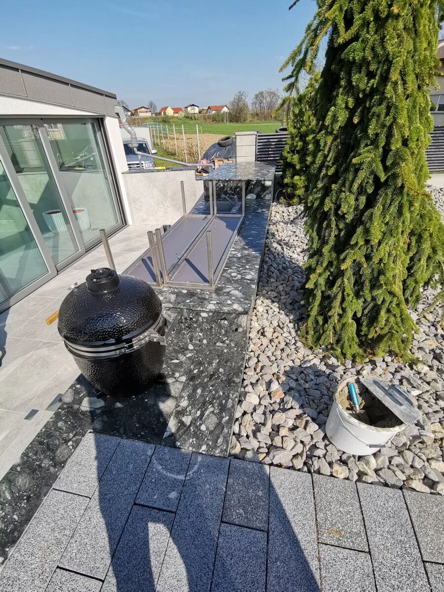 Außenküche aus schwarzem Granit mit Keramikgrill
