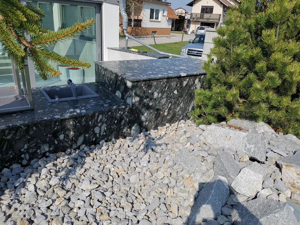 Außenküche aus schwarzem Granit mit eingebautem Spülbecken