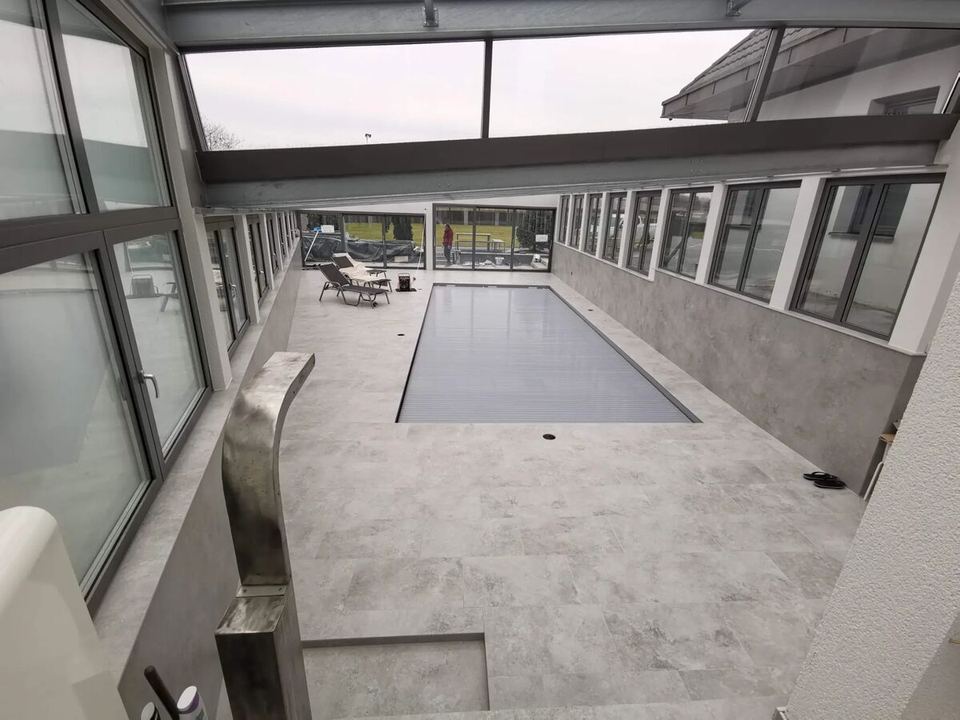 Luxusterrasse mit Pool, Feinsteinzeugbelag und Außenküche