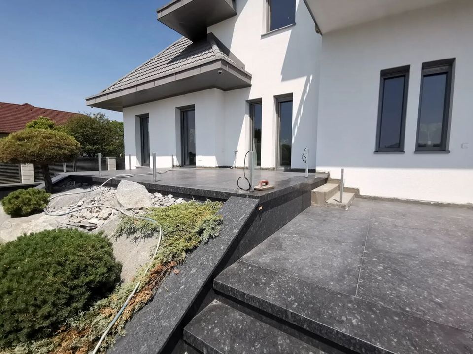 Luxusterrasse mit Granitbelag und Stufen