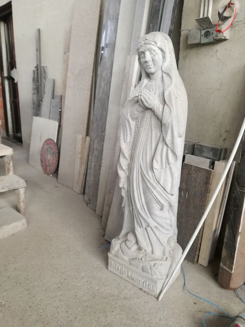Marmorstatue der Muttergottes mit der Inschrift „ND de Lourdes“