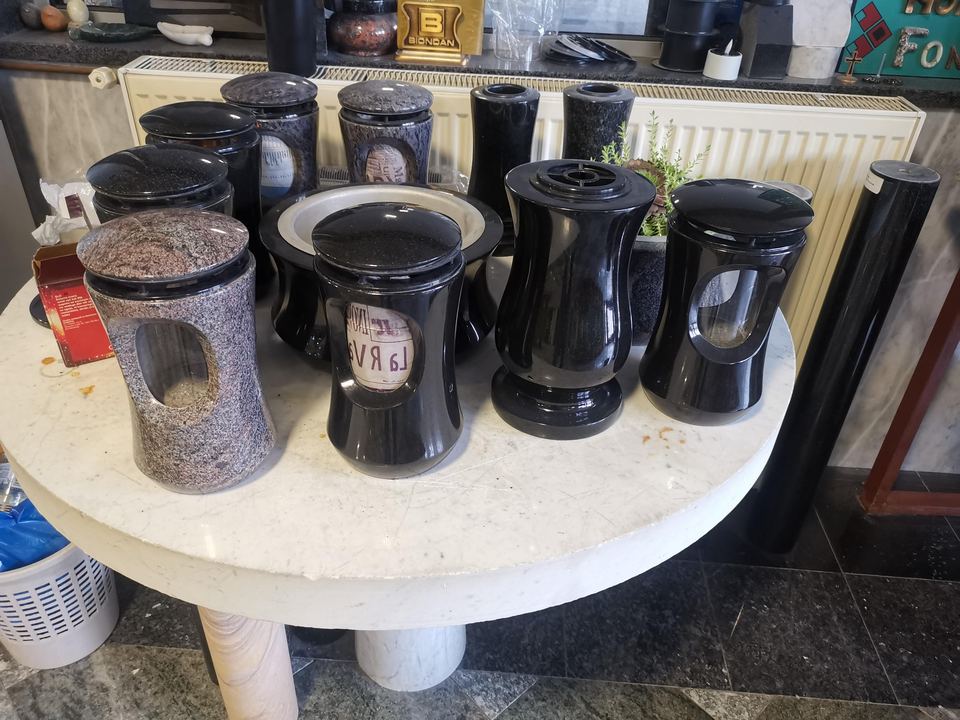 Grabvasen aus schwarzem und grauem Granit