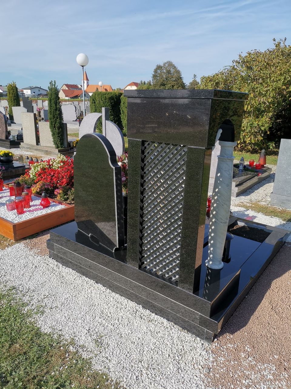 Grabstein, schwarzer Granit mit Blumen