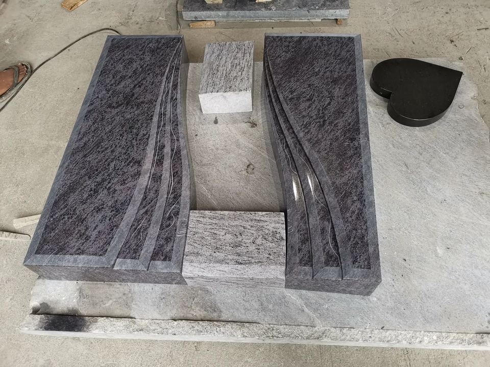 Grabstein, schwarzer Granit mit Blumen