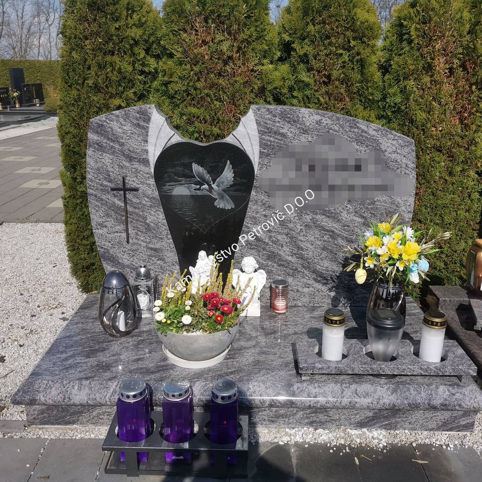 Grabstein, schwarzer Granit mit Blumen und Grablaternen