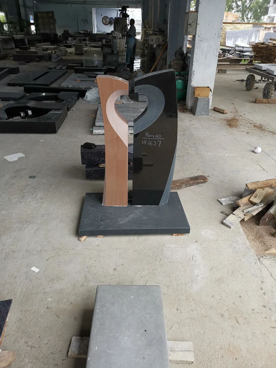 Grabstein, schwarzer Granit mit Blumen und Inschrift