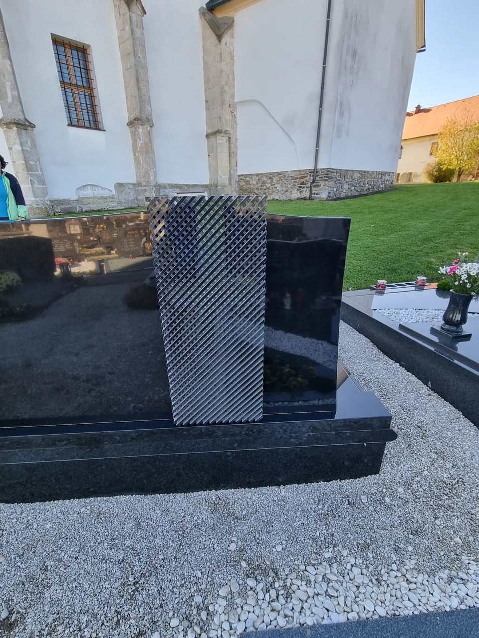 Grabstein, schwarzer Granit mit strukturierter Oberfläche