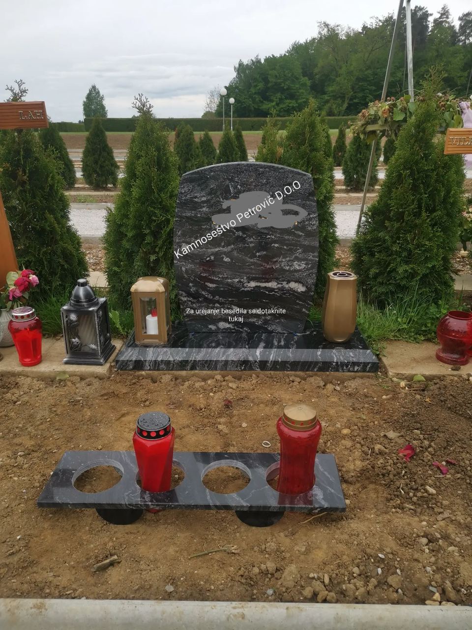 Grabstein, schwarzer Granit mit der Inschrift Kamnoseštvo Petrovič