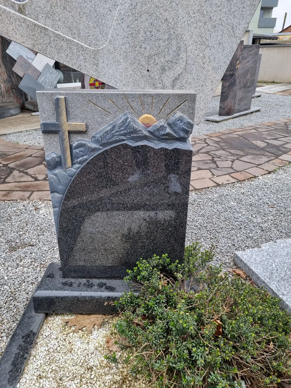 Grabstein, schwarzer Granit mit Bergrelief