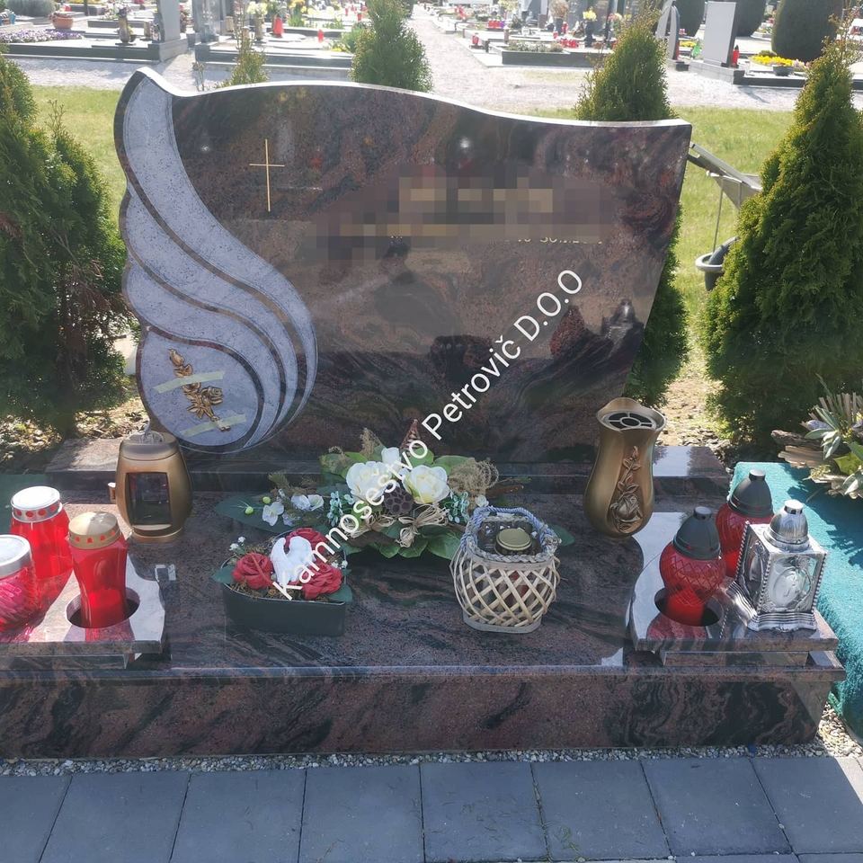 Grabstein, schwarzer Granit mit welligem Detail