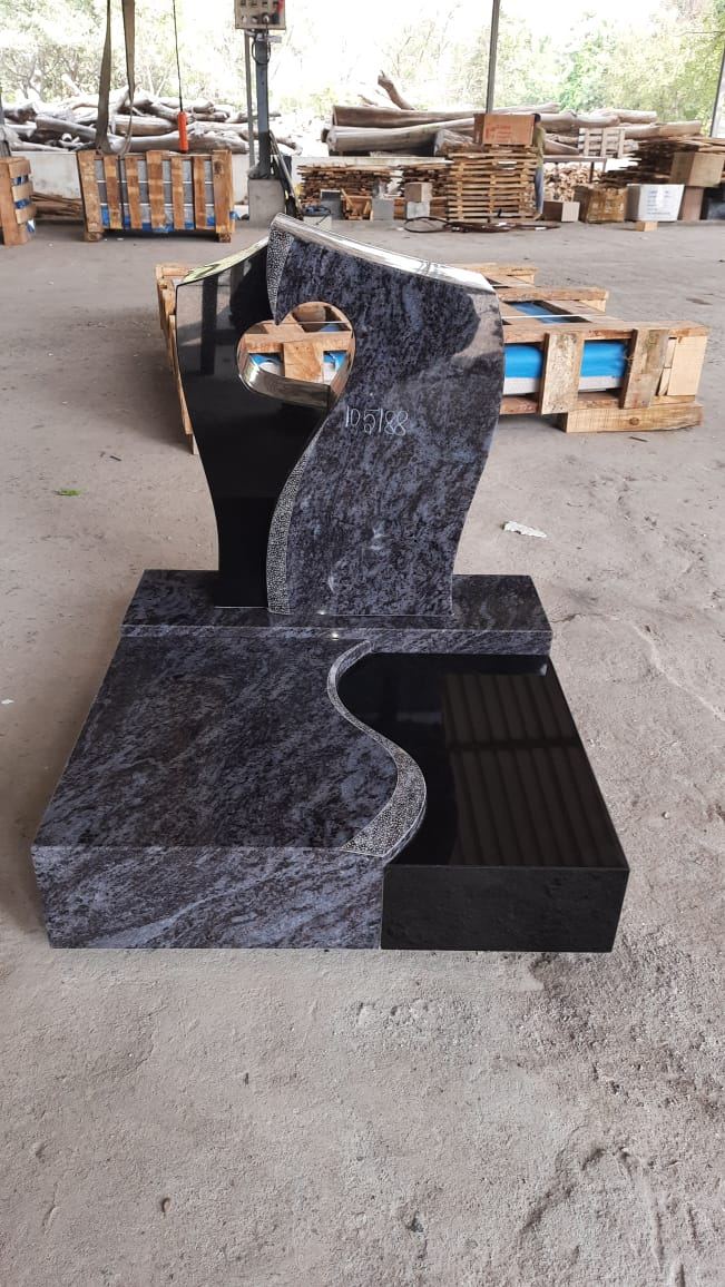 Grabstein, schwarzer Granit mit welligem Detail