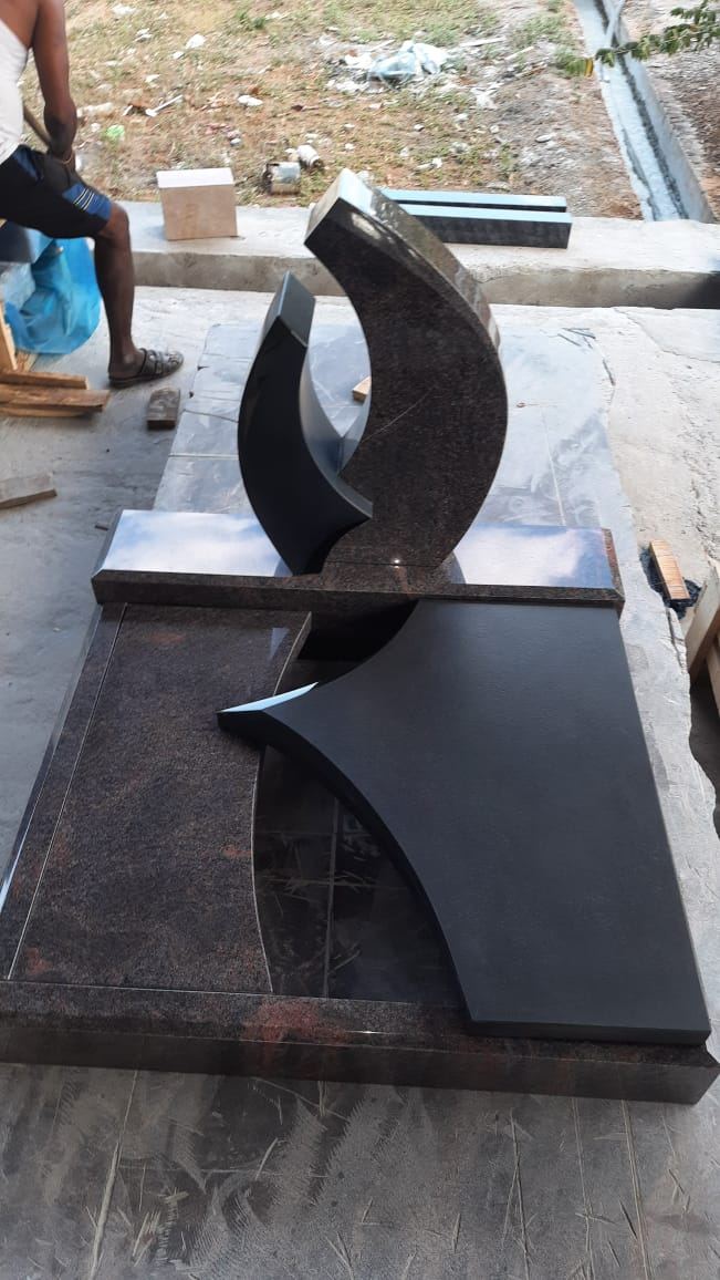 Grabstein, schwarzer Granit mit welliger Form